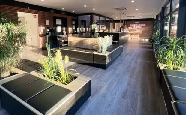 Foto des Wartebereichs FTZ Berger - zu sehen sind Warteinseln mit viel Grünpflanzen