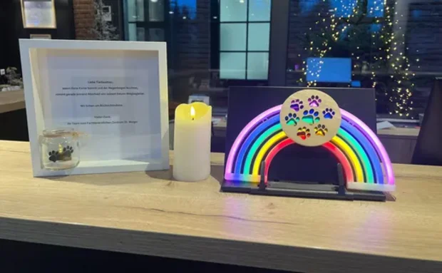 Foto des Wartebereichs - zu sehen sind das Regenbogenlicht und eine brennende Kerze
