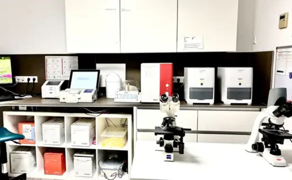 Foto vom Labor des FTZ Berger - zu sehen sind Laborgeräte und Mikroskpe