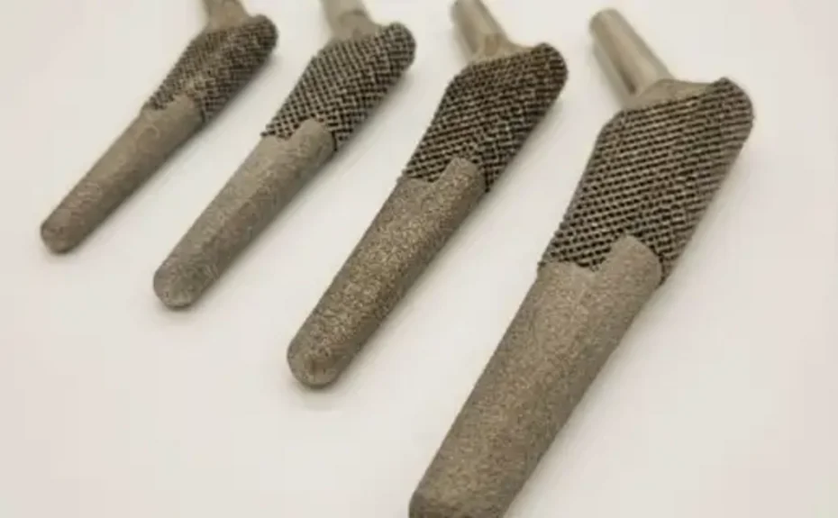 Foto von 4 Hüftgelenksimplantaten - Fachbereich Endoprothetik