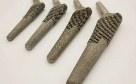 Foto von 4 Hüftgelenksimplantaten - Fachbereich Endoprothetik